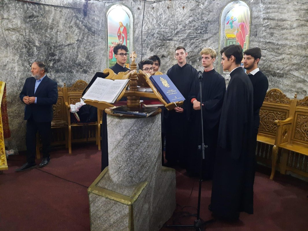 Lumina Liturghiei de hram în biserica din subteranul salinei Târgu Ocna 221574