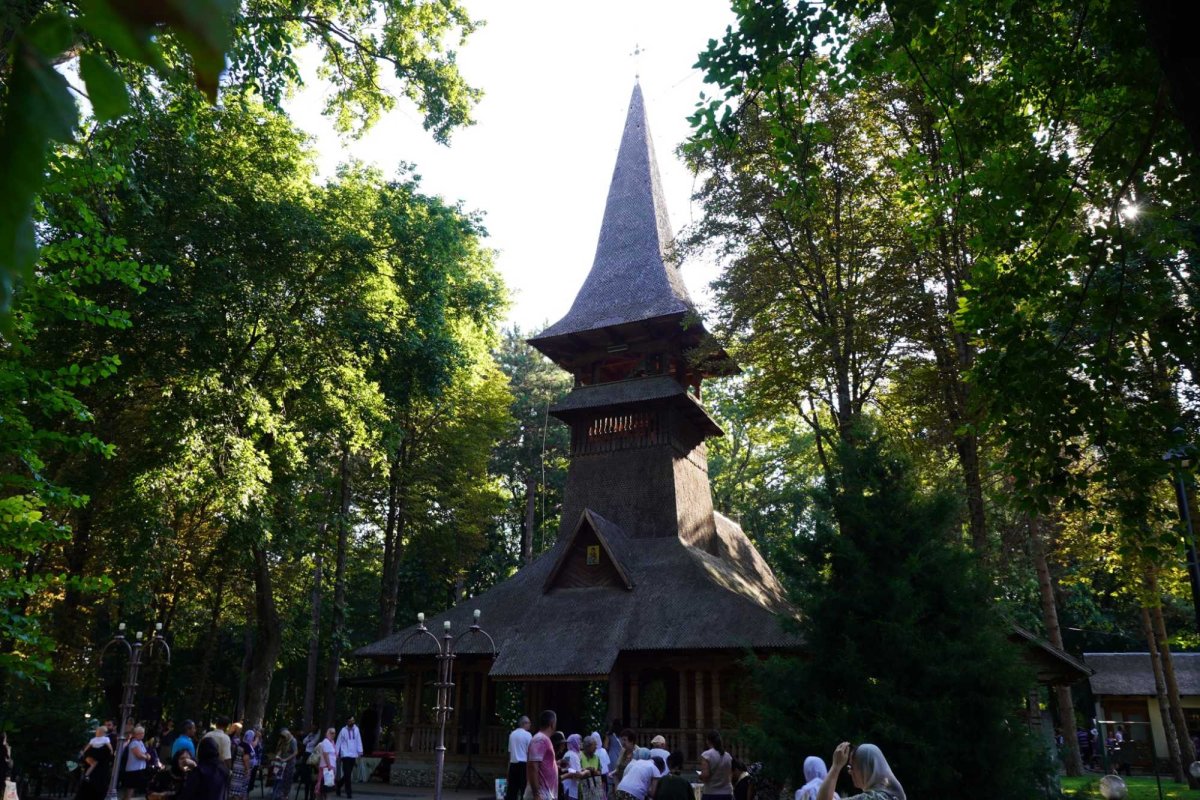 Zi de înălțare sufletească la Mănăstirea Lacu-Sărat din Brăila 221810