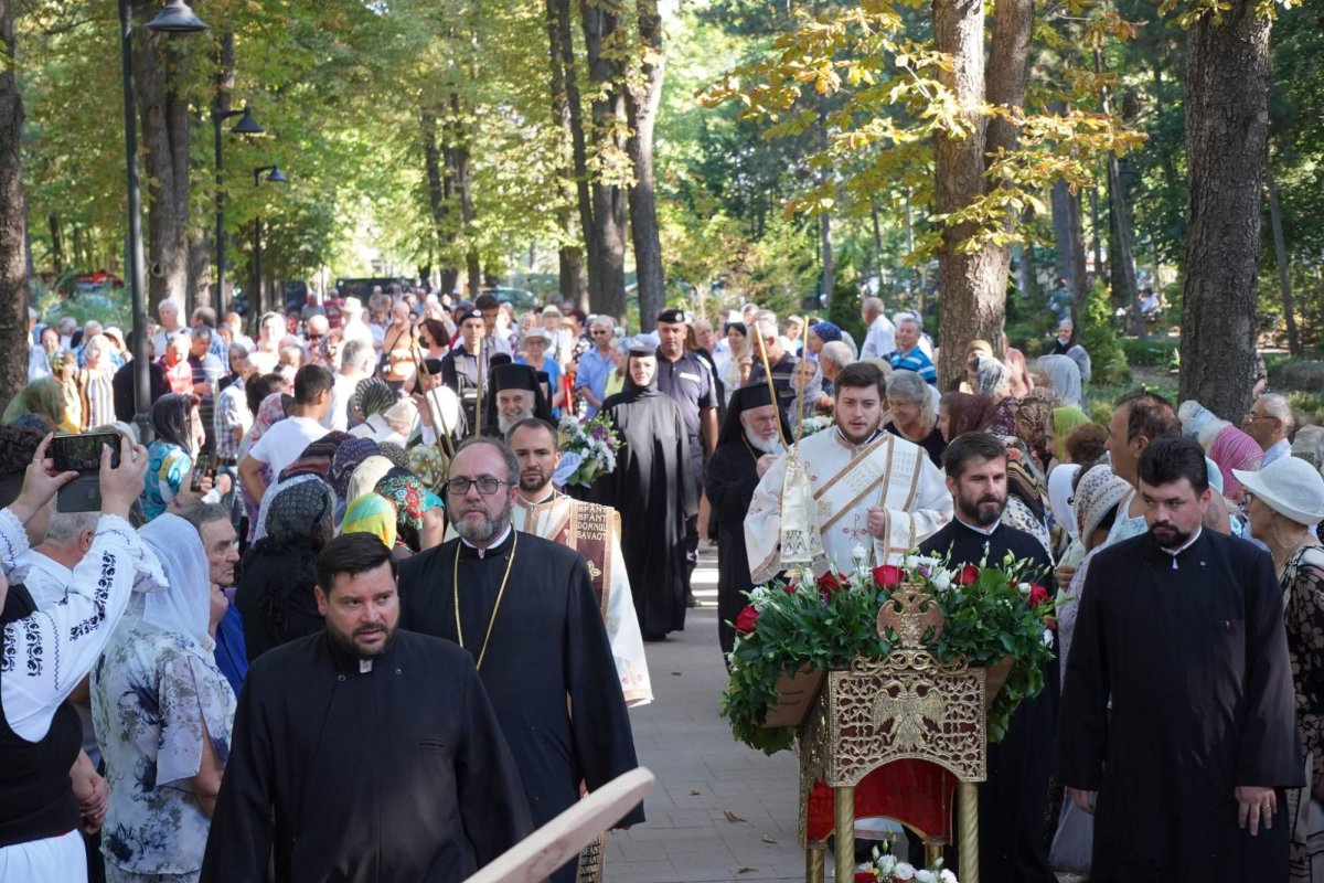 Zi de înălțare sufletească la Mănăstirea Lacu-Sărat din Brăila 221811