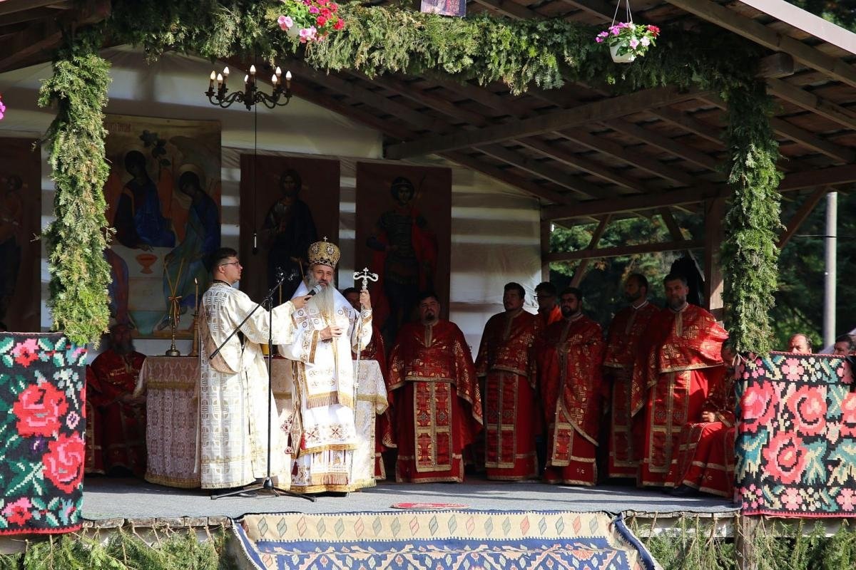 Liturghie arhierească pentru tinerii de la Nemțișor 221878