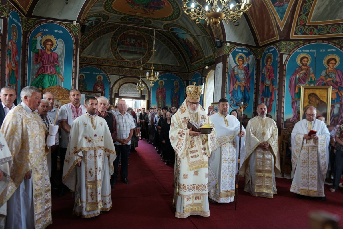 Înnoire și sfințire la o biserică argeșeană 222124
