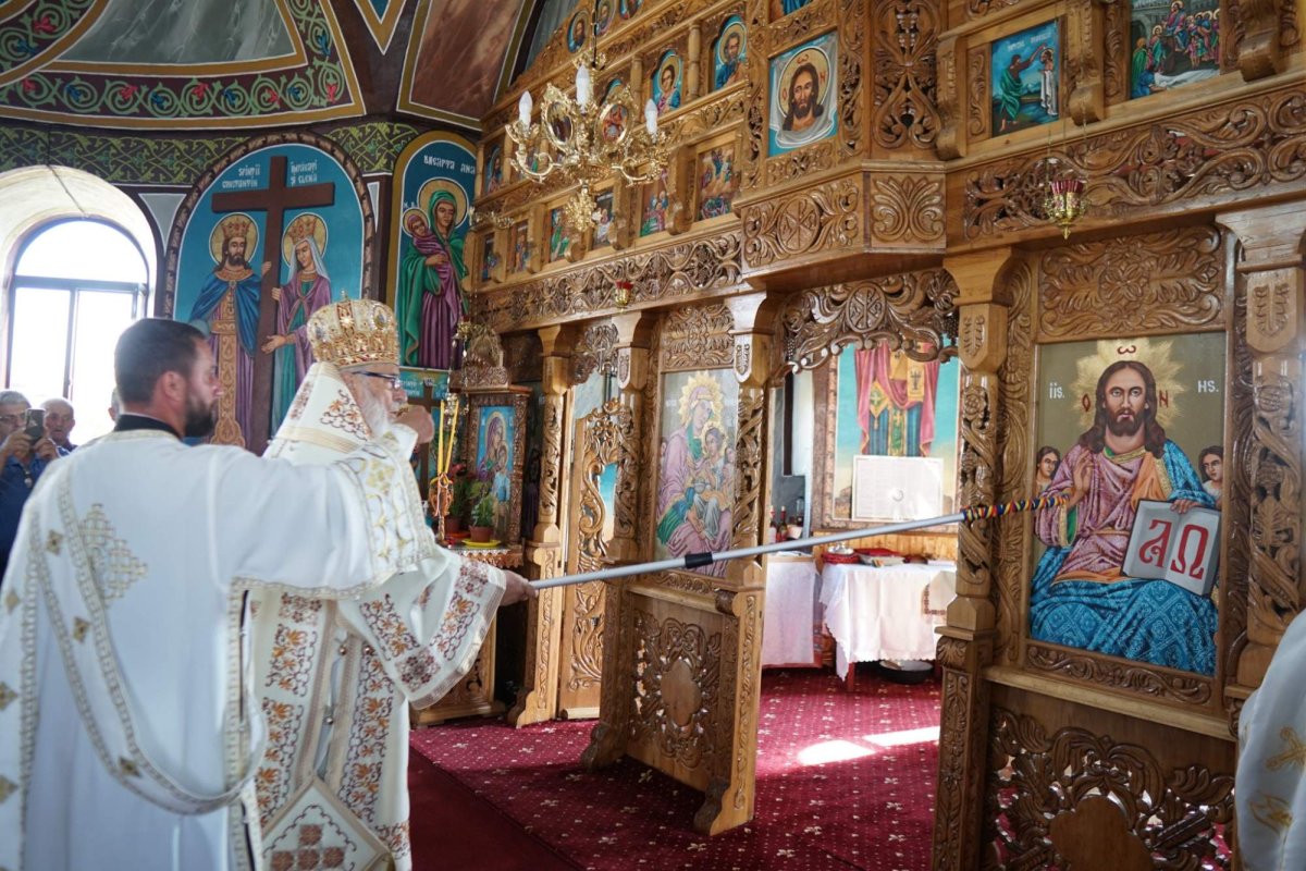 Înnoire și sfințire la o biserică argeșeană 222125