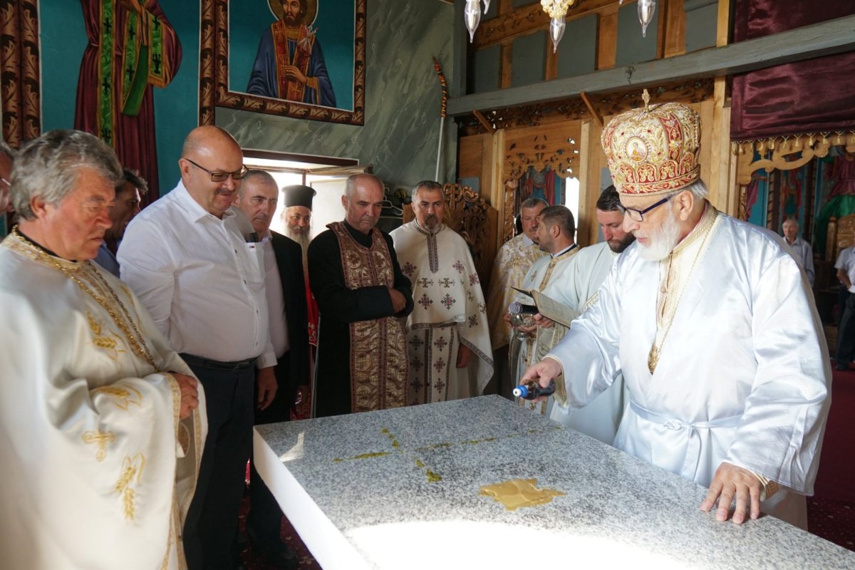 Înnoire și sfințire la o biserică argeșeană 222126