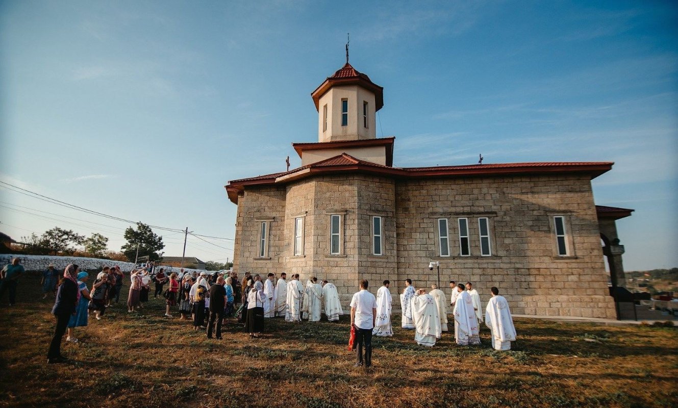 Târnosirea bisericii parohiei dobrogene Izvorul Mare 222129