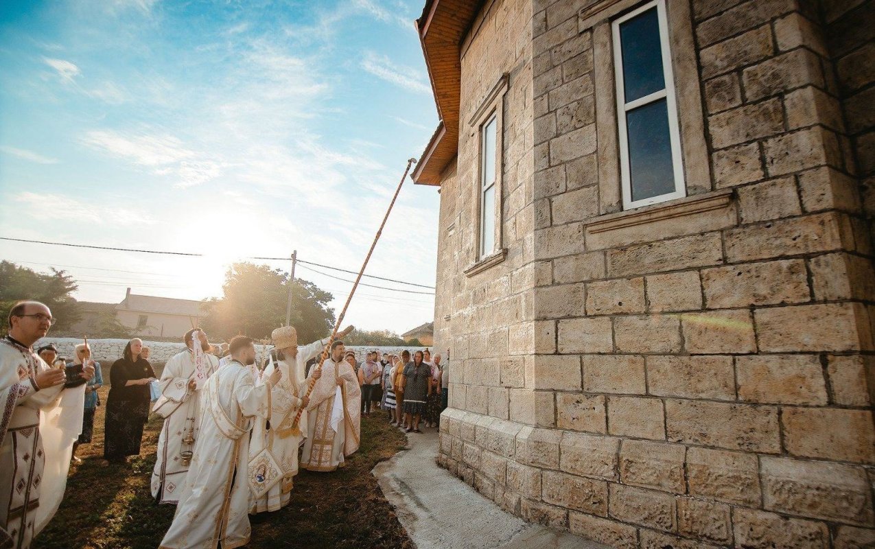 Târnosirea bisericii parohiei dobrogene Izvorul Mare 222130