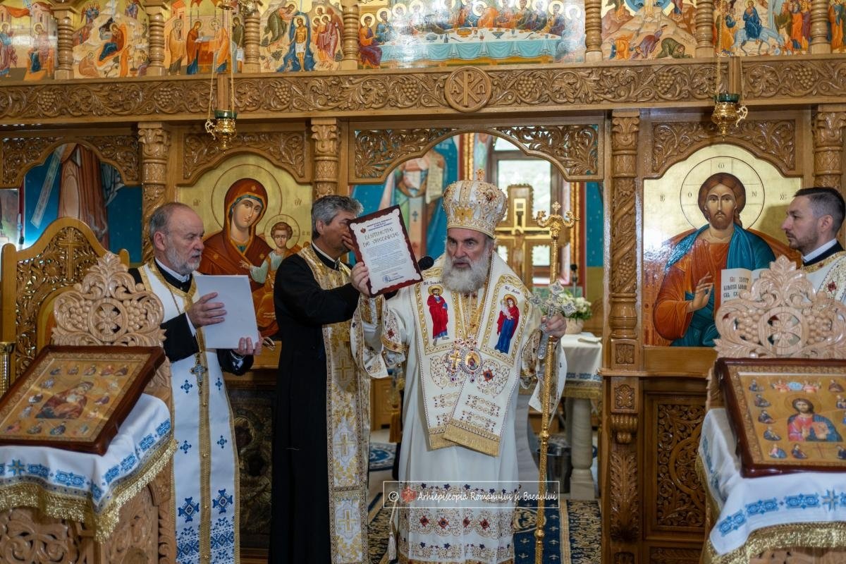 Veșmânt de har pentru biserica parohiei băcăuane Plopu 222103