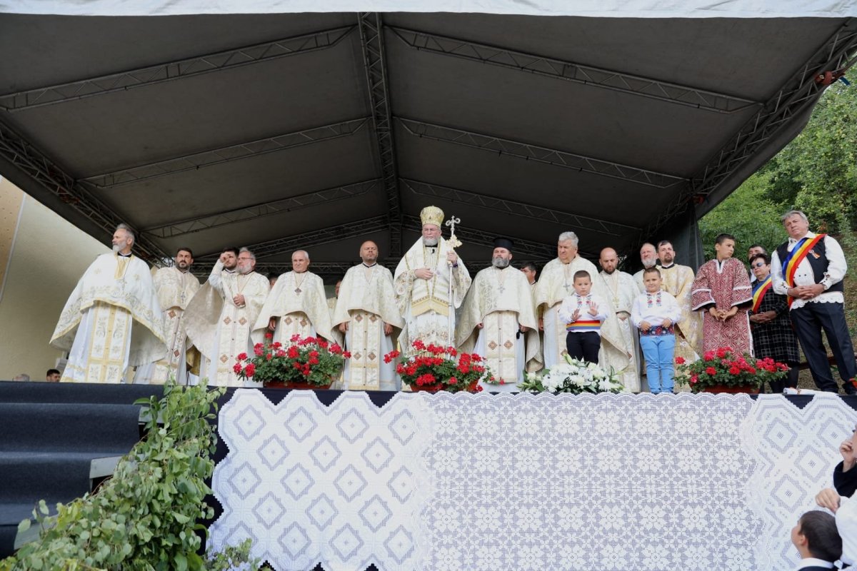 Sfinţirea bisericii din parohia maramureşeană Remeţi pe Someș 222207