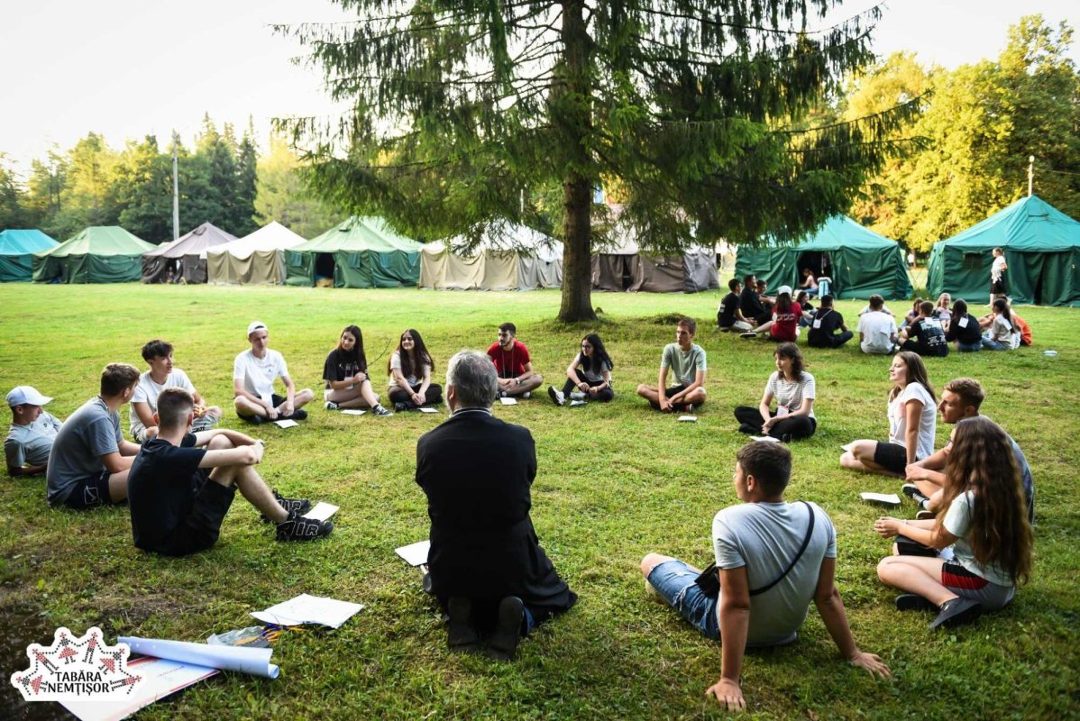 Peste 500 de tineri în Poiana Prieteniei, la Nemțișor 222253