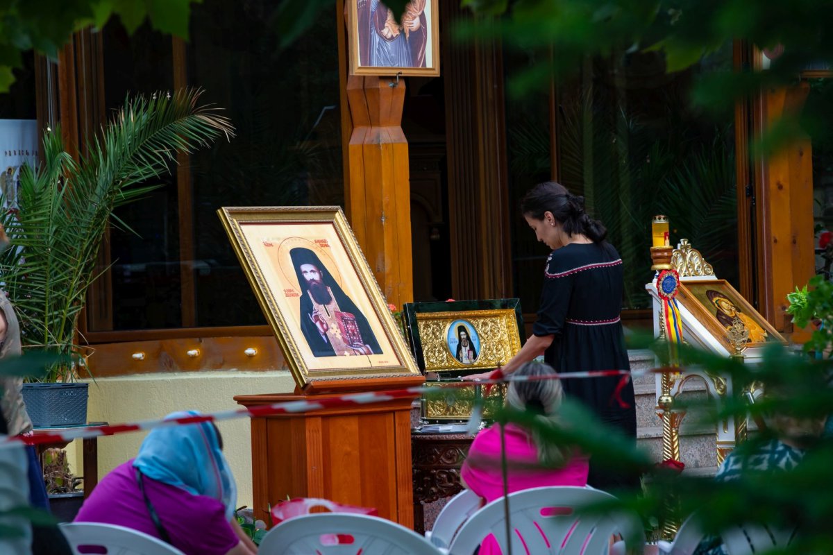 Laudă de seară adusă Cuviosului Ioan Iacob de la Neamţ în Capitală 222432