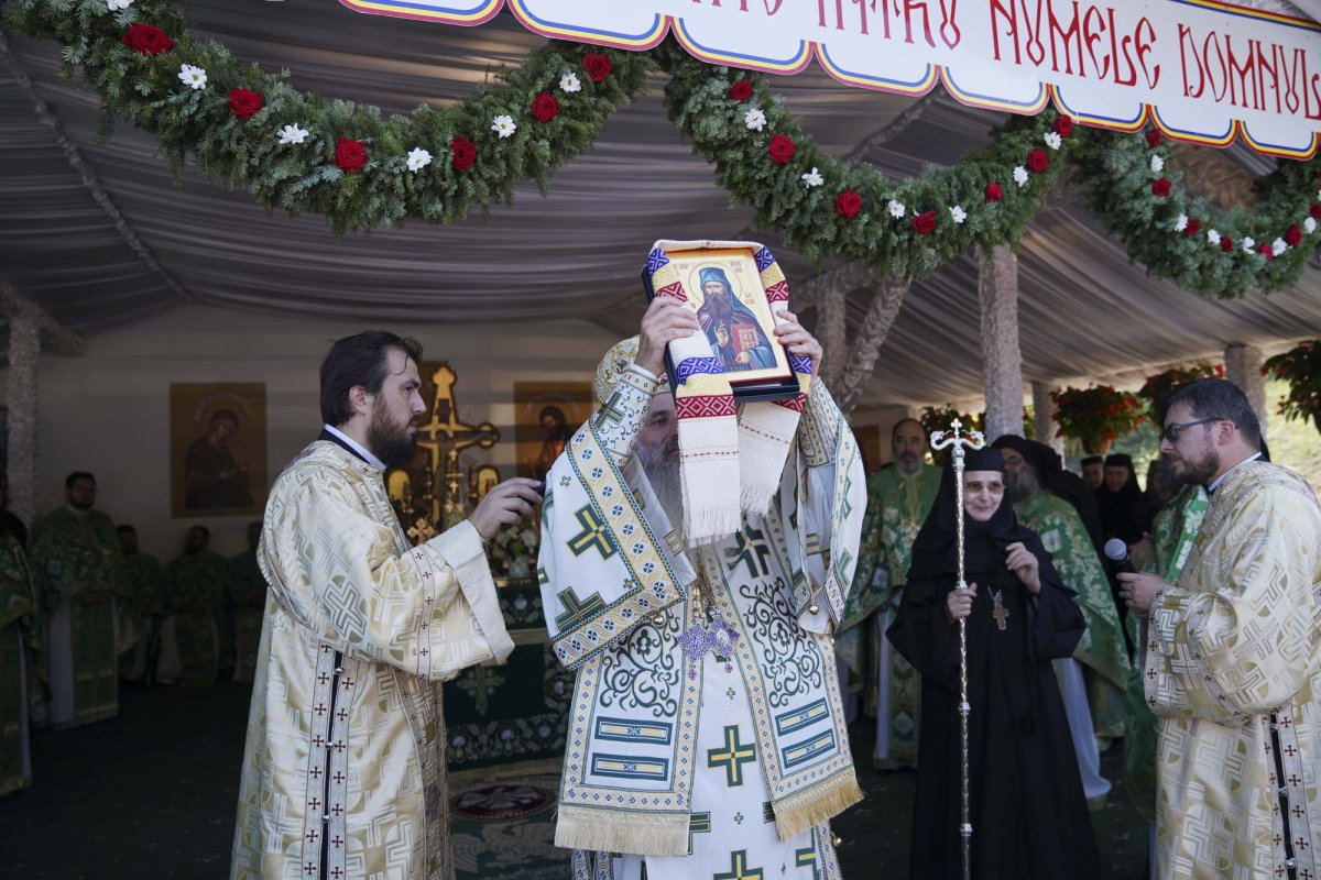 Sărbătorirea Sfântului Ioan Iacob la Crăiniceni 222724