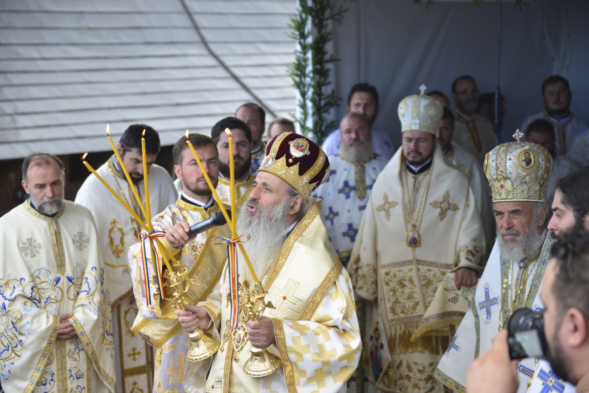 Slujire arhierească pe „Taborul României” 222699