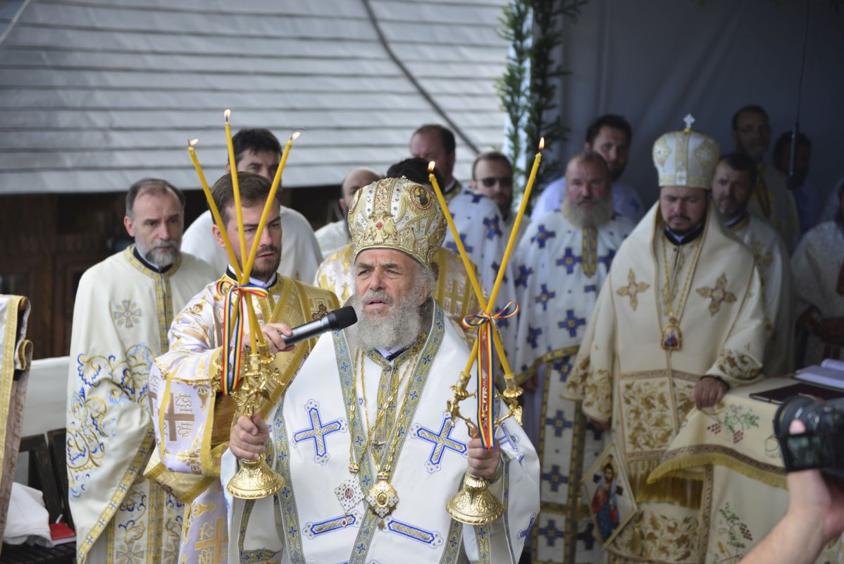 Slujire arhierească pe „Taborul României” 222700