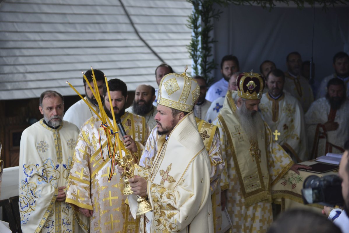 Slujire arhierească pe „Taborul României” 222701