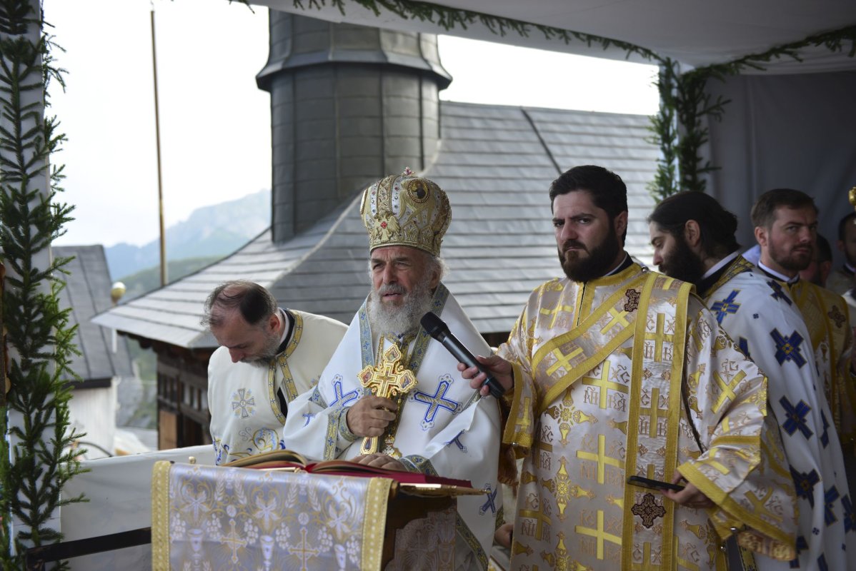 Slujire arhierească pe „Taborul României” 222704