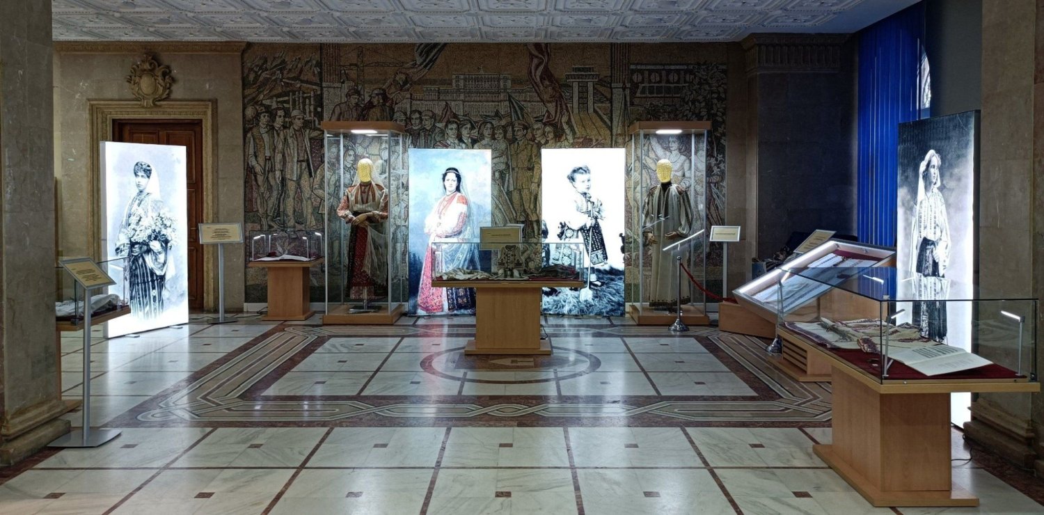 Costume populare ale familiei regale expuse  la Muzeul Militar Național 222990