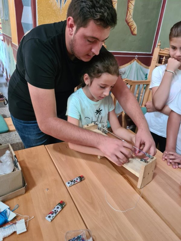 Atelier de împletit metanii la o parohie ialomițeană 223215