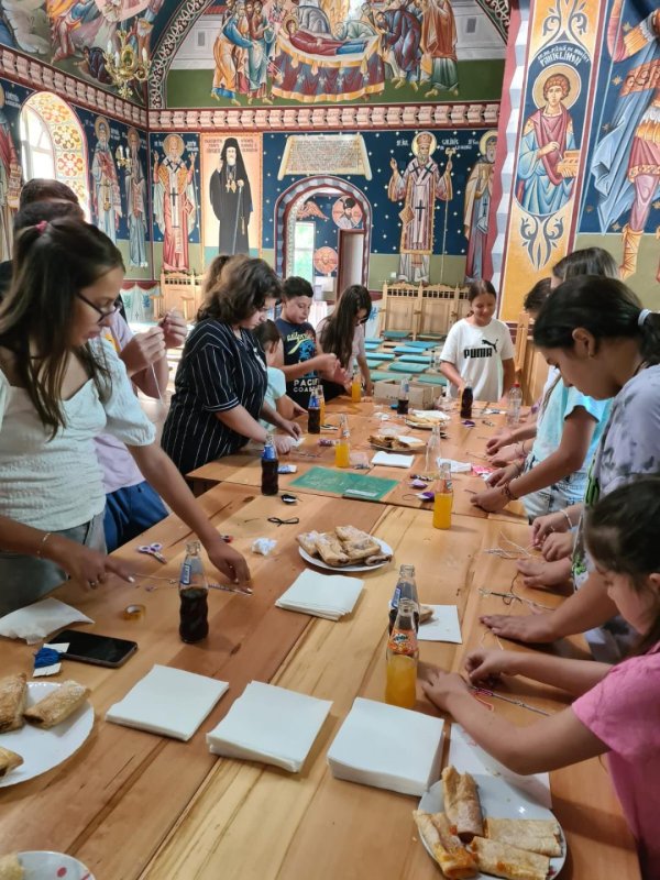 Atelier de împletit metanii la o parohie ialomițeană 223216