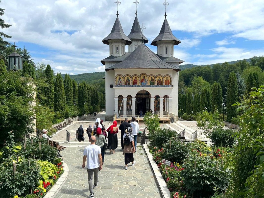Pelerini pe urmele Sfântului Cuvios Paisie de la Neamţ 223139