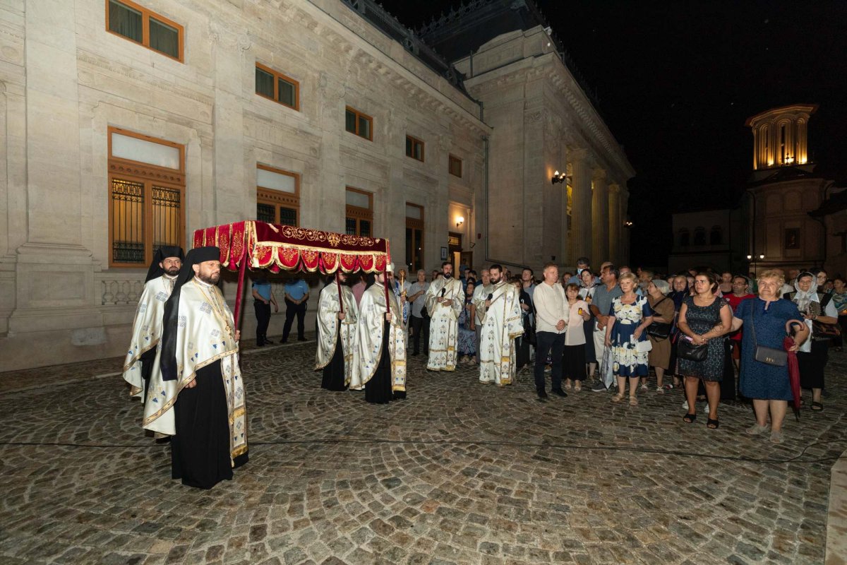 Cântare de prohodire adusă Maicii Domnului pe Colina Patriarhiei 223377