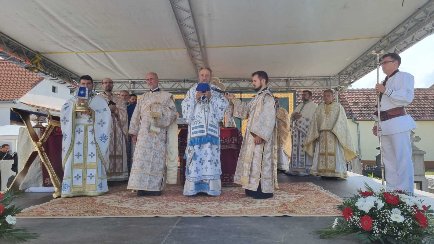 Biserica din satul Măieruş, judeţul Braşov, a fost resfinţită 223395