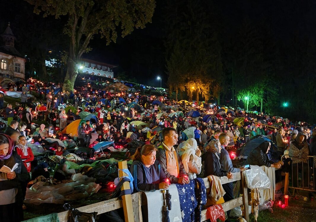 Mii de pelerini la slujba Prohodului Maicii Domnului la Mănăstirea Nicula 223384