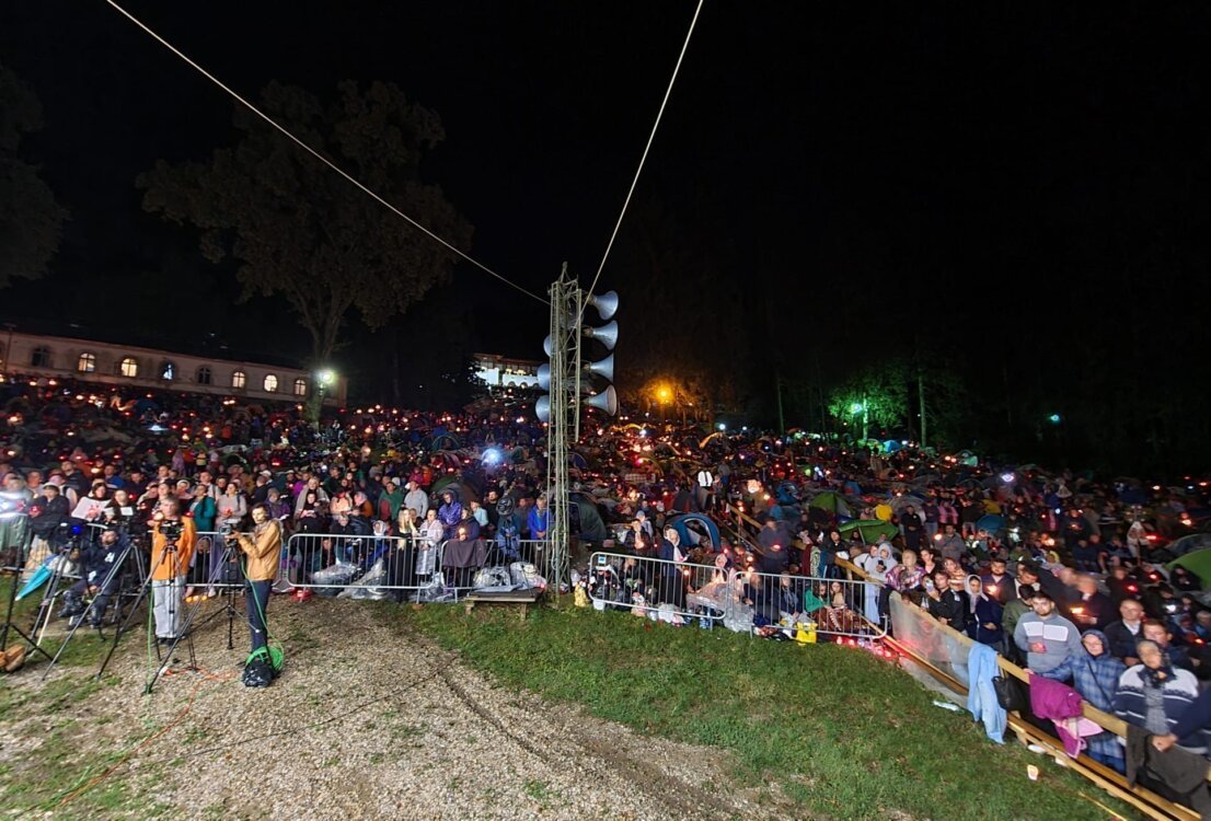 Mii de pelerini la slujba Prohodului Maicii Domnului la Mănăstirea Nicula 223385