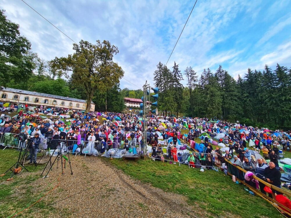 Mii de pelerini la slujba Prohodului Maicii Domnului la Mănăstirea Nicula 223387