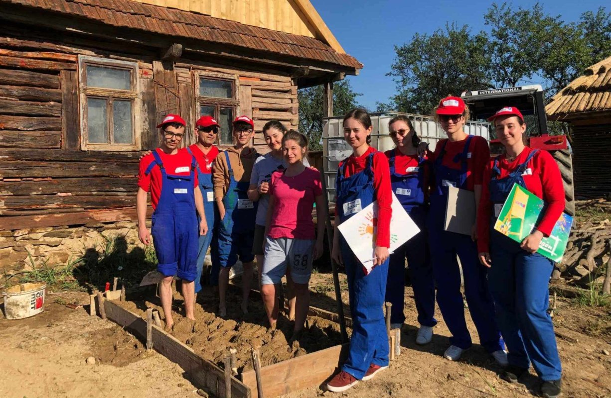 Salvatorii caselor albastre  de pe Valea Barcăului 223499