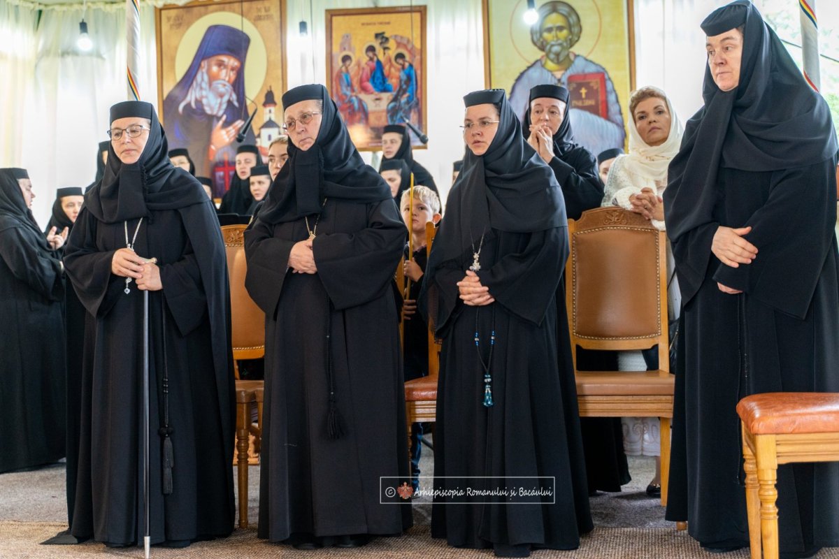 Liturghie arhierească la Mănăstirea Văratec 223724