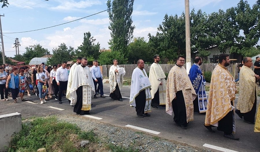 Pelerinaj cu moaștele Sfântului Ierarh Nicolae la o parohie din Ialomița 223748