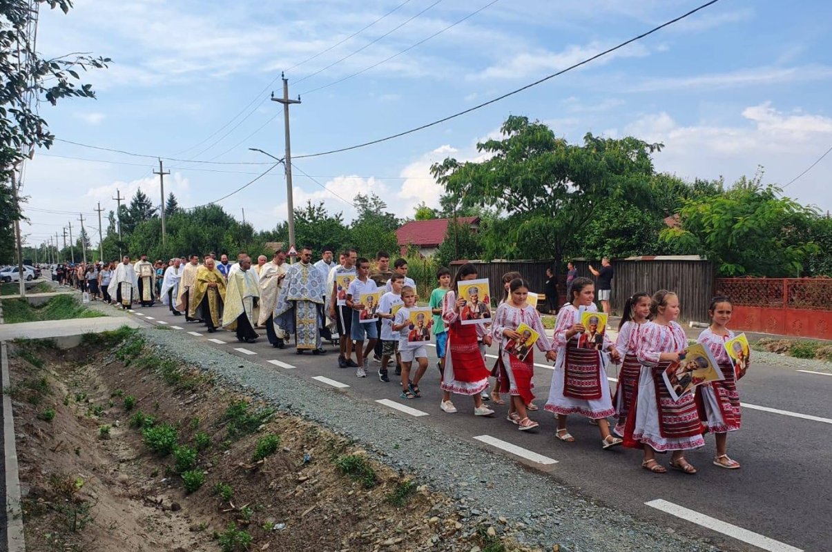 Pelerinaj cu moaștele Sfântului Ierarh Nicolae la o parohie din Ialomița 223749
