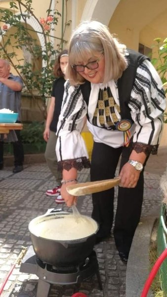 Titlu de Tezaur Uman Viu pentru o ciobăniţă din Gorj 223695