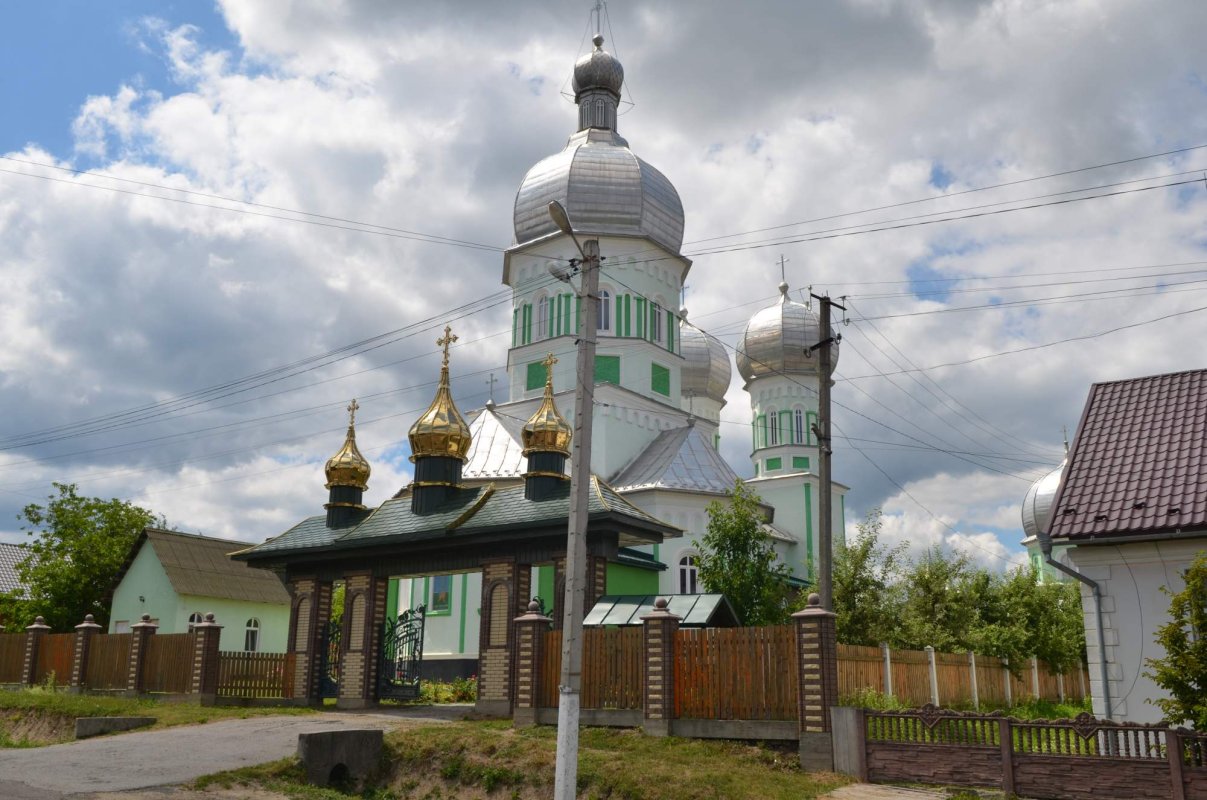 Biserica Sfintei Treimi din Crasna, Cernăuţi, loc de rugăciune şi reconciliere 223539