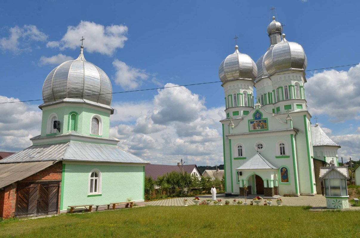 Biserica Sfintei Treimi din Crasna, Cernăuţi, loc de rugăciune şi reconciliere 223540