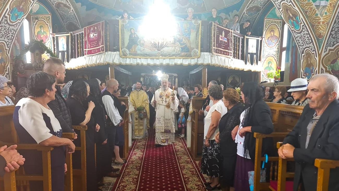 Binecuvântare arhierească la Biserica „Sfântul Mare Mucenic Gheorghe” din Răhău, Alba 223973