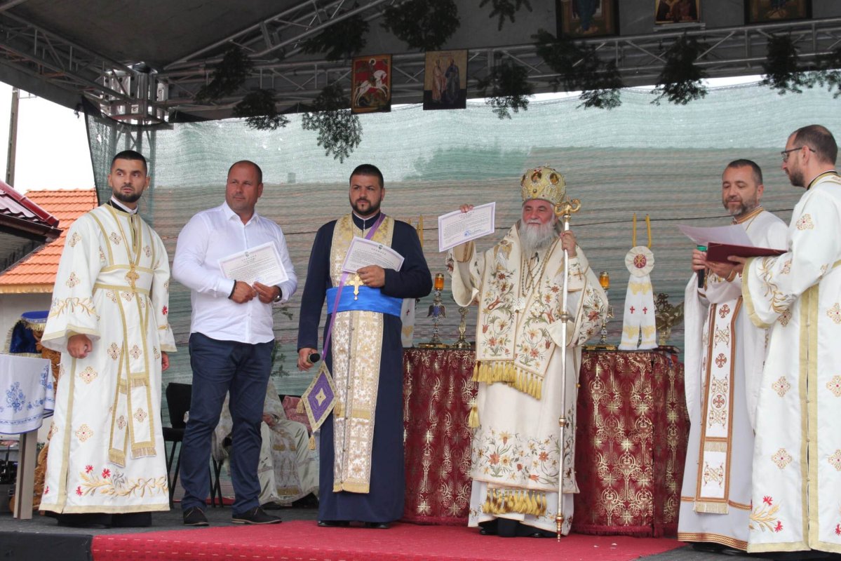 Înnoire şi binecuvântare la două parohii din Arhiepiscopia Craiovei 223989