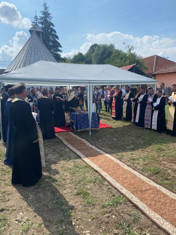 Înnoire şi binecuvântare la două parohii din Arhiepiscopia Craiovei 223990