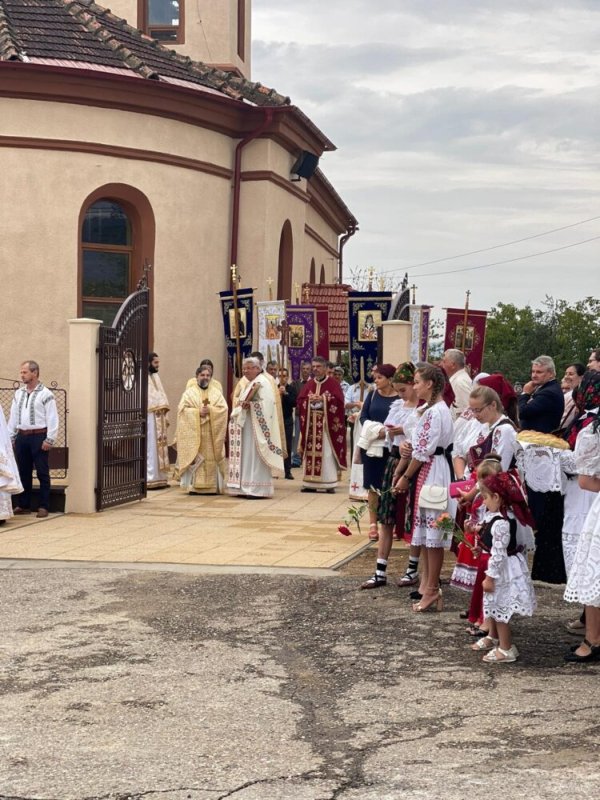 Sfințirea bisericii Parohiei Crocna din județul Arad 223992