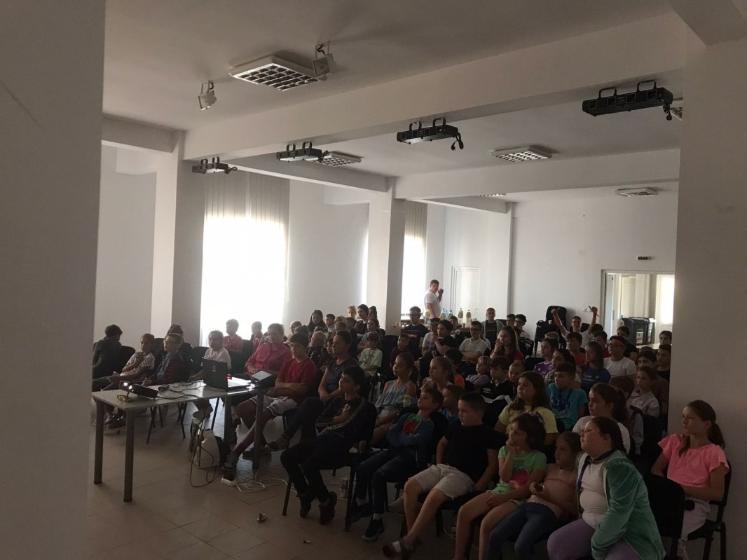 Copilărie sub Acoperământul Maicii Domnului în Deleni, Bacău 224284