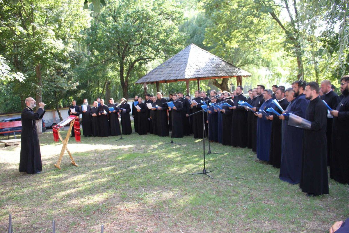 Finalizarea cursurilor de formare pentru clerici din Mitropolia Olteniei 224405