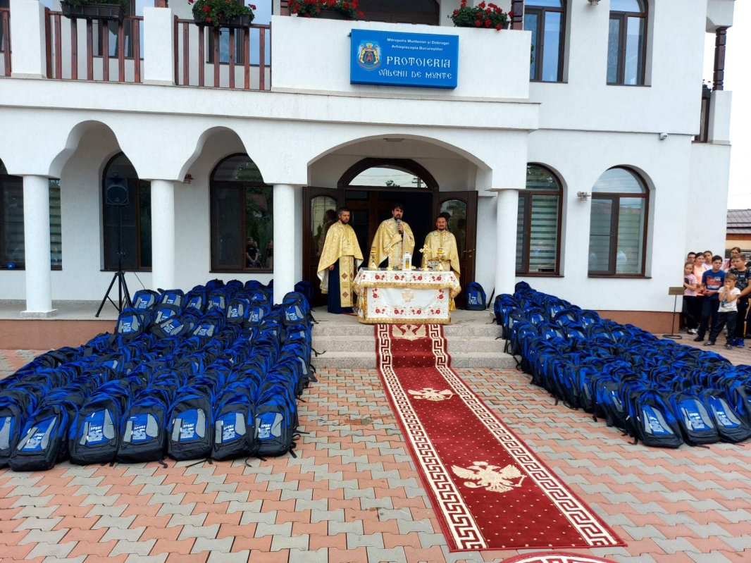 750 de ghiozdane oferite de Protoieria Vălenii de Munte 224716