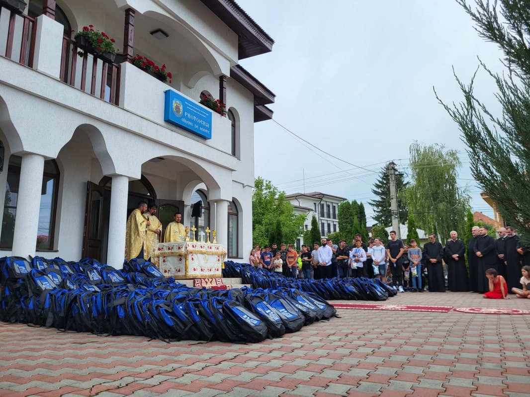 750 de ghiozdane oferite de Protoieria Vălenii de Munte 224717