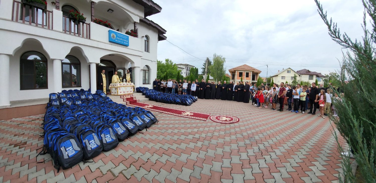 750 de ghiozdane oferite de Protoieria Vălenii de Munte 224718