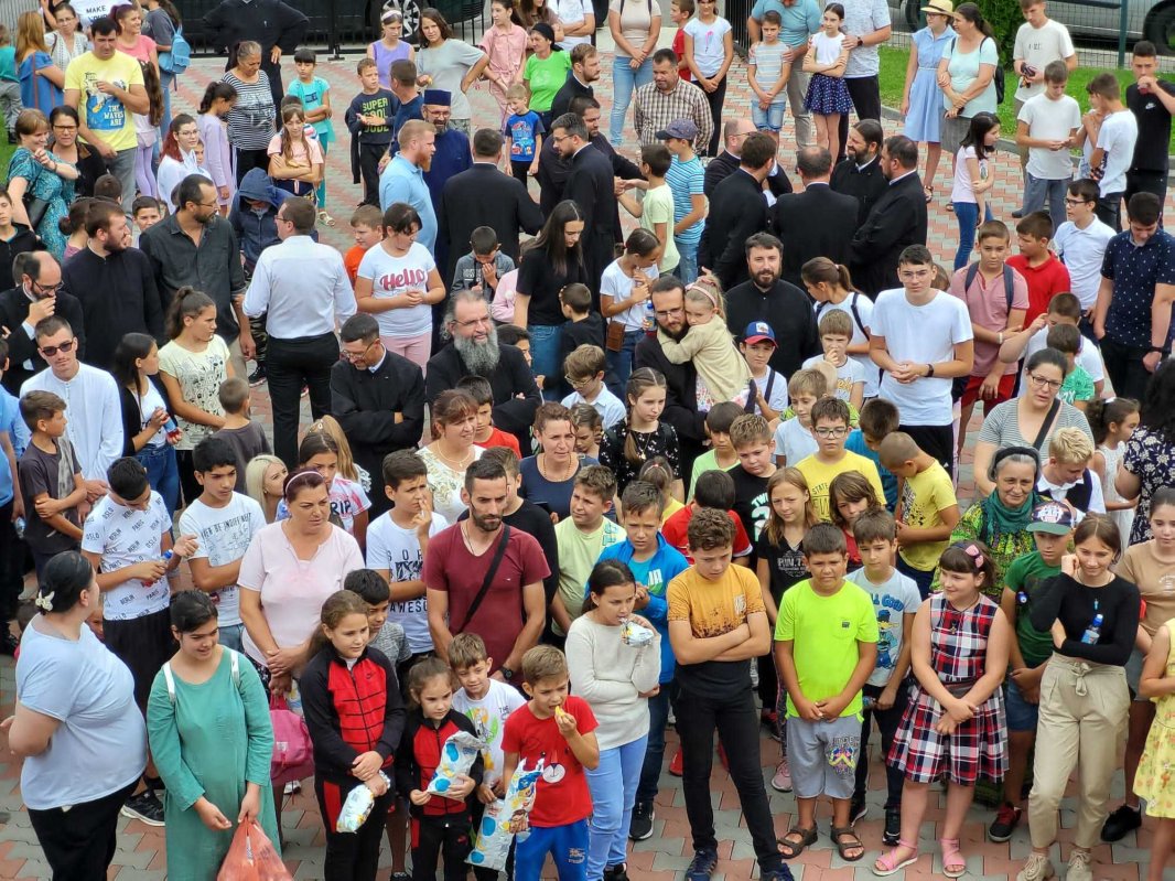 750 de ghiozdane oferite de Protoieria Vălenii de Munte 224719