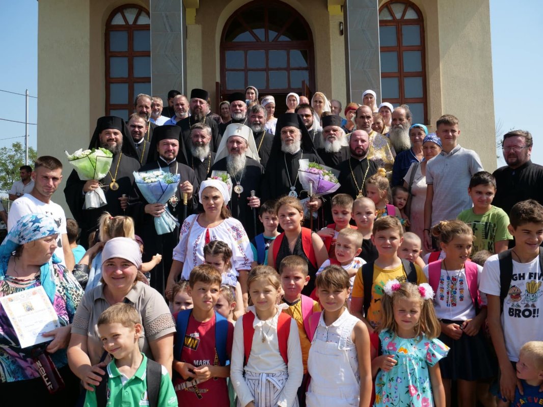 Patru ierarhi au sfințit biserica Parohiei Larga Nouă din Basarabia  224693