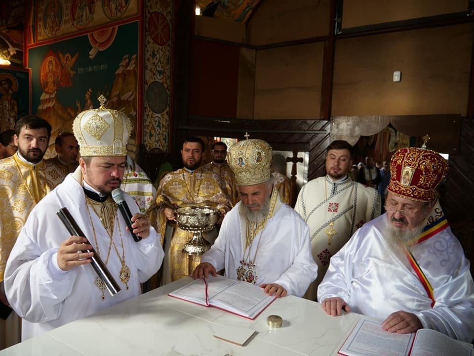 Patru ierarhi au sfințit biserica Parohiei Larga Nouă din Basarabia  224694