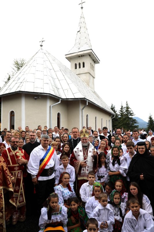 Slujiri arhierești la un schit și o parohie din Maramureş 224684
