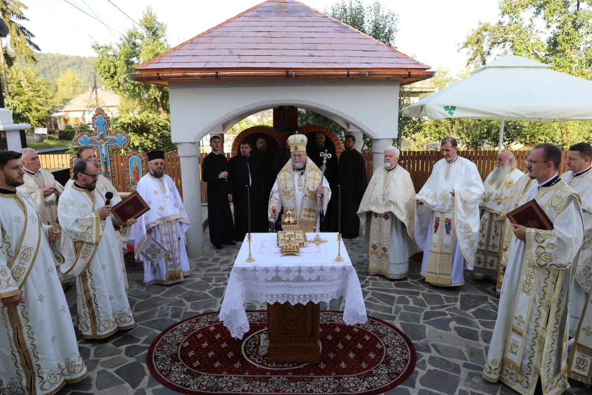 Slujiri arhierești la un schit și o parohie din Maramureş 224685