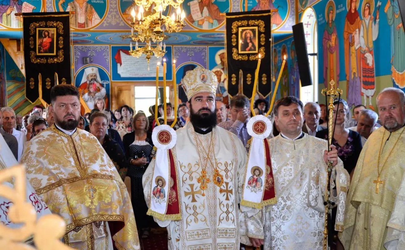 Sfințirea bisericii din localitatea hunedoreană Cârnești 224763