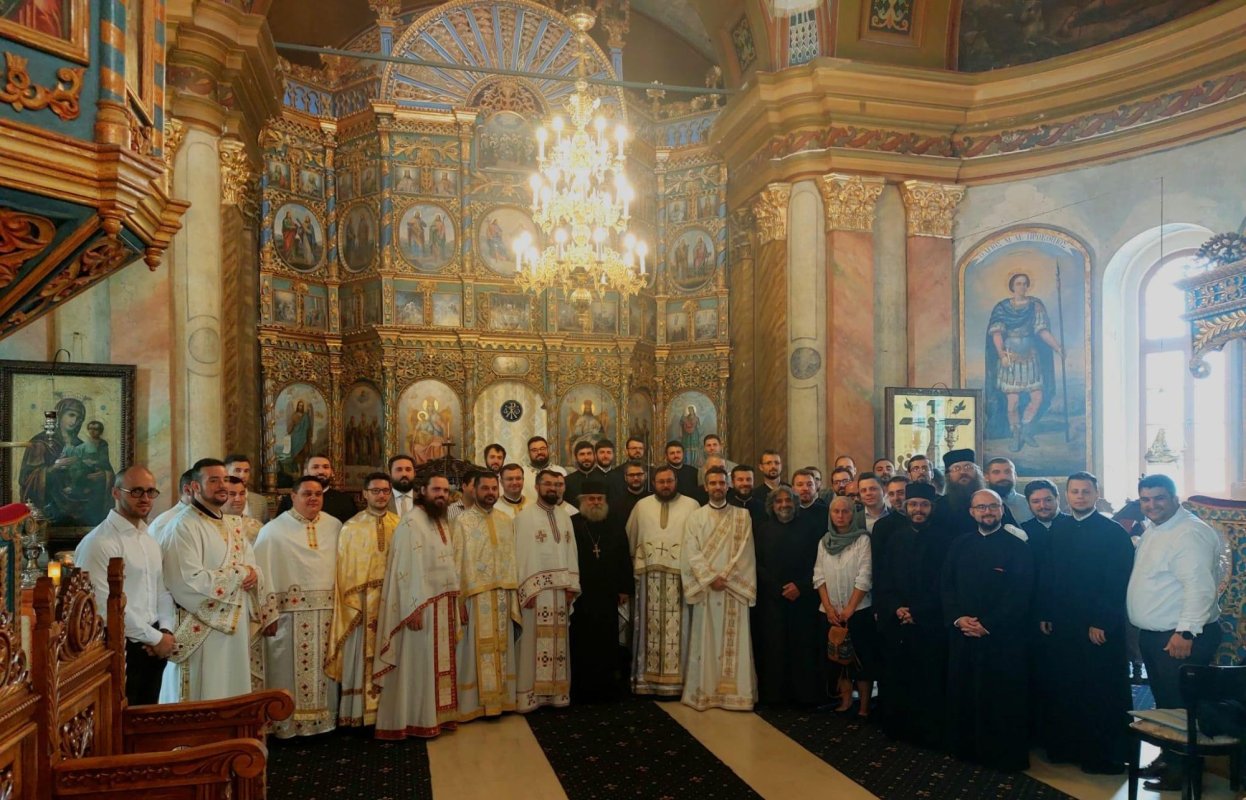 Revedere a absolvenţilor teologi bucureşteni 225067